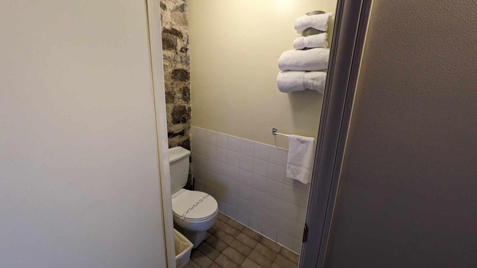 La Maison Rousseau Hotel Montmagny Room photo