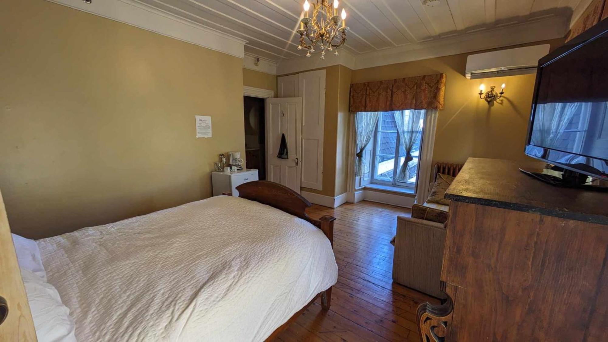 La Maison Rousseau Hotel Montmagny Room photo
